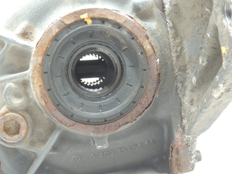 Oriģinālais Mercedes W212 aizmugurējais diferenciālis Aizmugurējās ass piedziņa 3.27 aizmugurējais diferenciālis