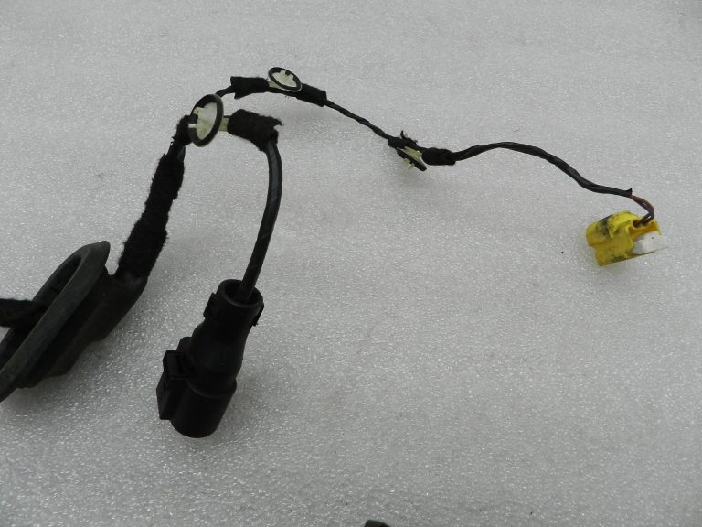 VW Golf 6 oriģinālā instalācija durvju priekšējā kreisā pusē
