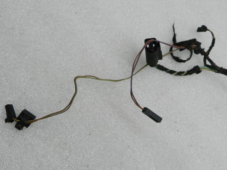 VW Golf 6 oriģinālā instalācija aizmugurējām durvīm