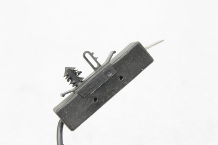 Lancia Thema II bagāžnieka C-pilona antenas pastiprinātājs K05091160AA, P05091160AA