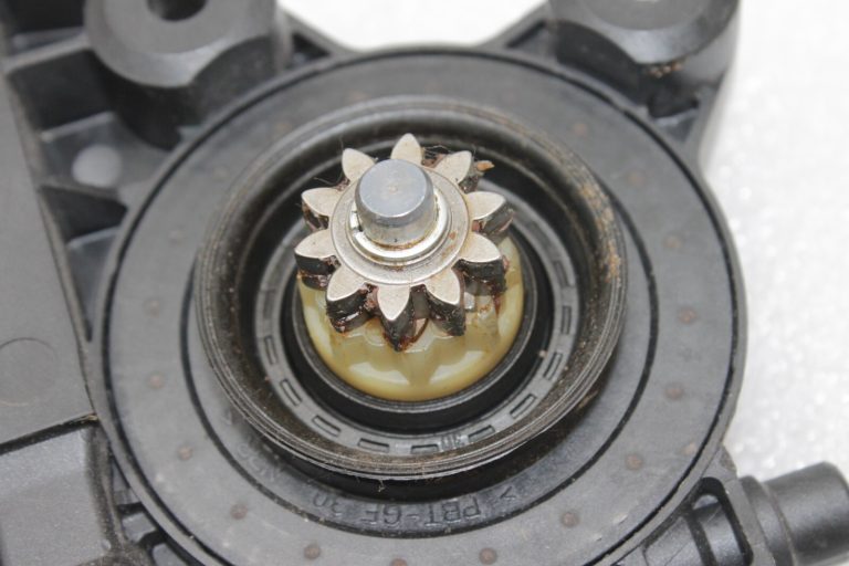 Renault Scenic/ Megane III Aizmugurējā kreisā loga regulatora motors 827310166R