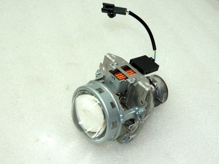 Toyota Avensis T27 priekšējo lukturu remonts priekšējais kreisais 8117005380