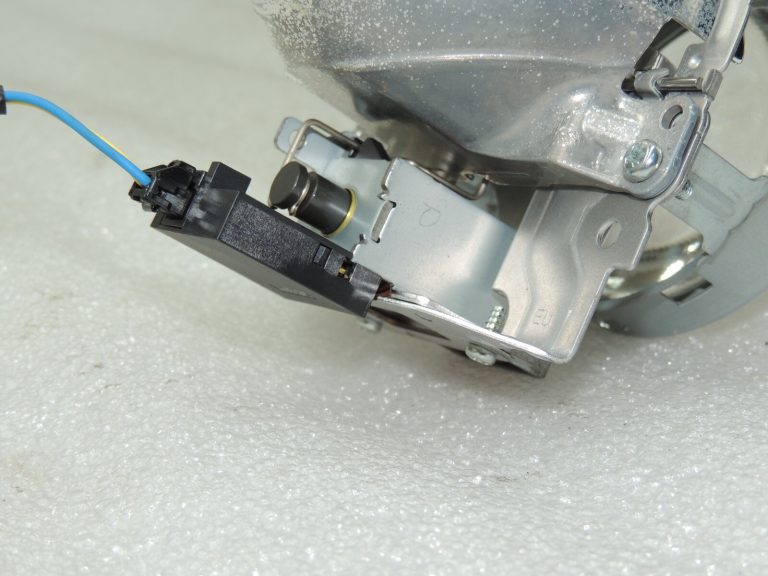 Toyota Avensis T27 priekšējo lukturu remonts priekšējais kreisais 8117005380