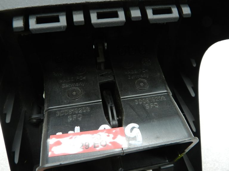 Volkswagen Passat Oriģinālā aizmugurējā ventilācijas restīte 3C0864376F