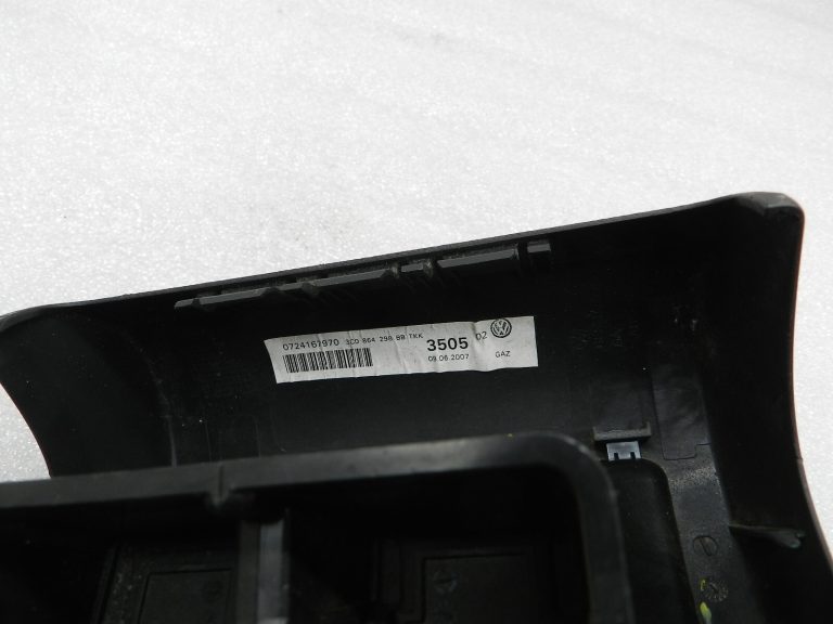 Volkswagen Passat Oriģinālā aizmugurējā ventilācijas restīte 3C0864376F