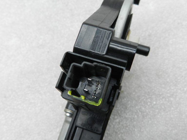 Volvo S60 oriģinālais dzinēja loga regulators kreisajā pusē 31253061