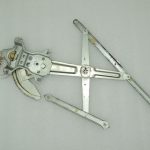 Suzuki Swift Mk1 Logu regulators bez motora Priekšējais labais 83401-63J51