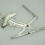 Suzuki Swift Mk1 Logu regulators bez motora Priekšējais labais 83401-63J51