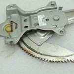 Suzuki Swift Mk1 Logu regulators bez motora Priekšējais labais 83401-63J51