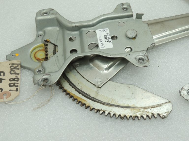 Suzuki Swift Mk1 Logu regulators bez motora Priekšējais labais 83401-63J51