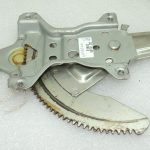 Suzuki Swift Mk1 Logu regulators bez motora Priekšējais labais 83401-63J51