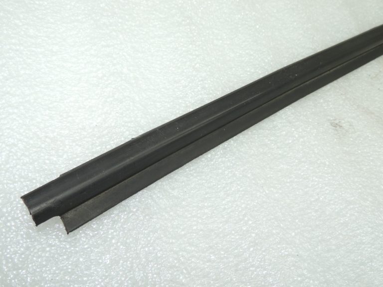 Suzuki SX4 Aizmugurējā kreisā loga līstes blīvējums 8384179J00