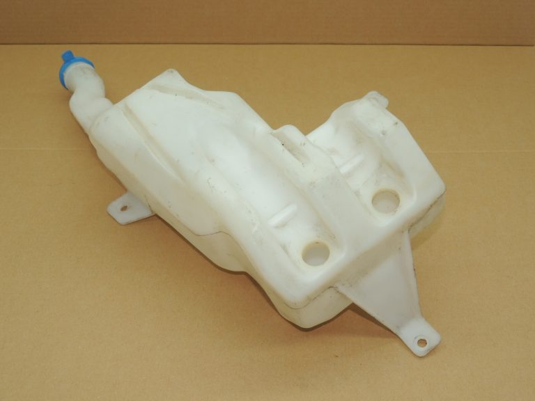 Suzuki SX4 tīrītāja ūdens tvertne 3845079J11