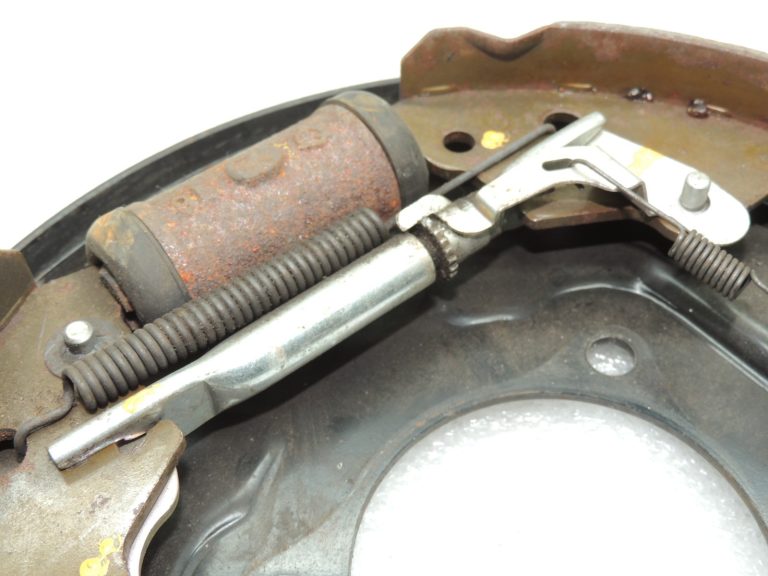 OEM Suzuki Grand Vitara 2.7L III atsperu komplekts Bremžu komplekts labajā pusē 5311065J02
