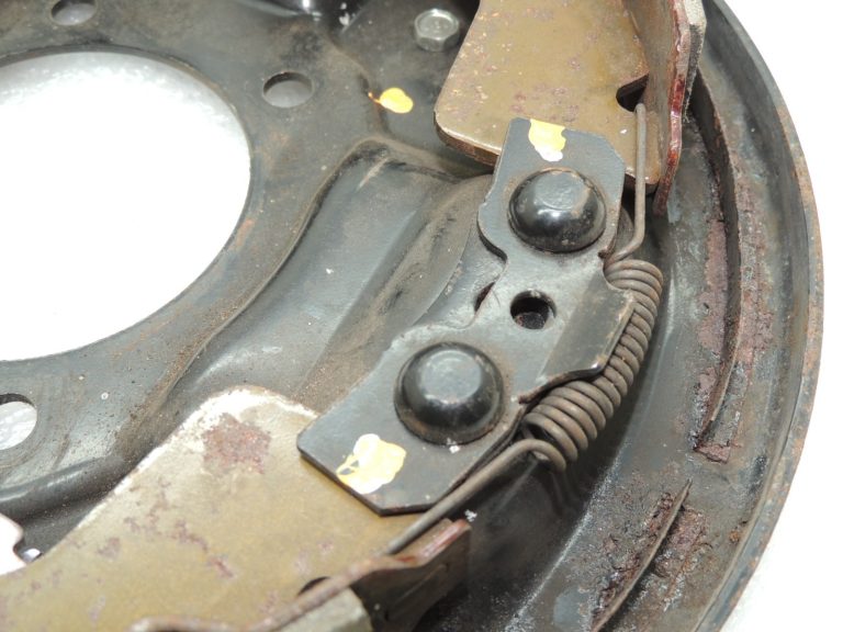 OEM Suzuki Grand Vitara 2.7L III atsperu komplekts Bremžu komplekts labajā pusē 5311065J02