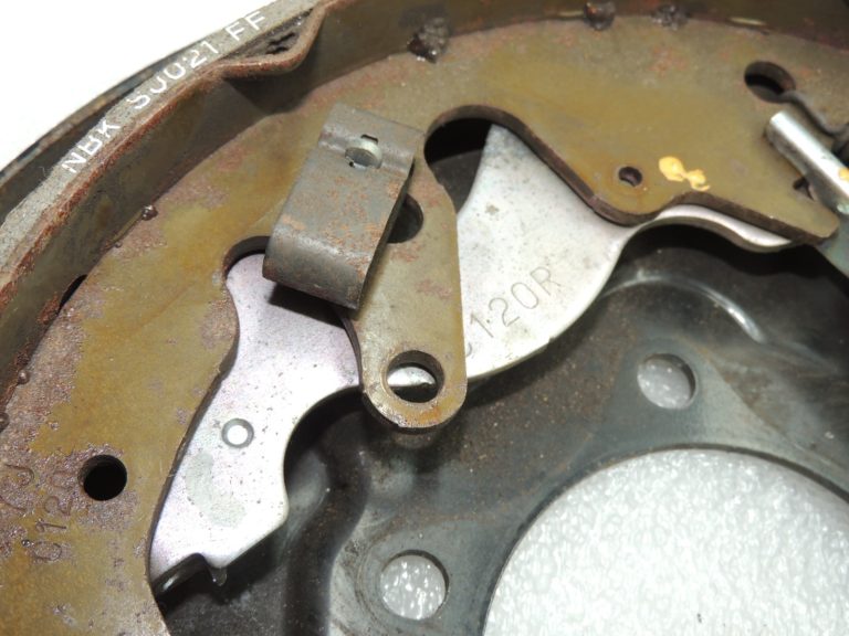 OEM Suzuki Grand Vitara 2.7L III atsperu komplekts Bremžu komplekts labajā pusē 5311065J02