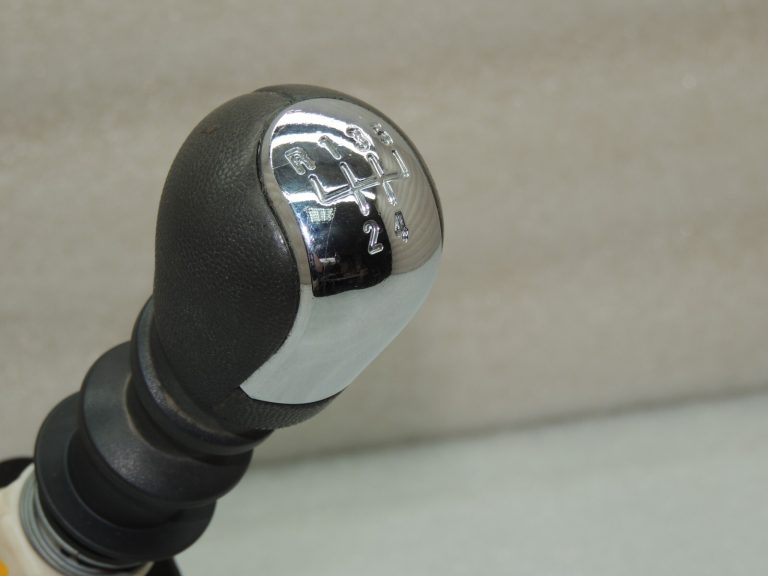 Suzuki Swift Mk1 oriģinālā pārnesumu pārslēgšanas svira 5 ātrumu 28100-63JA0