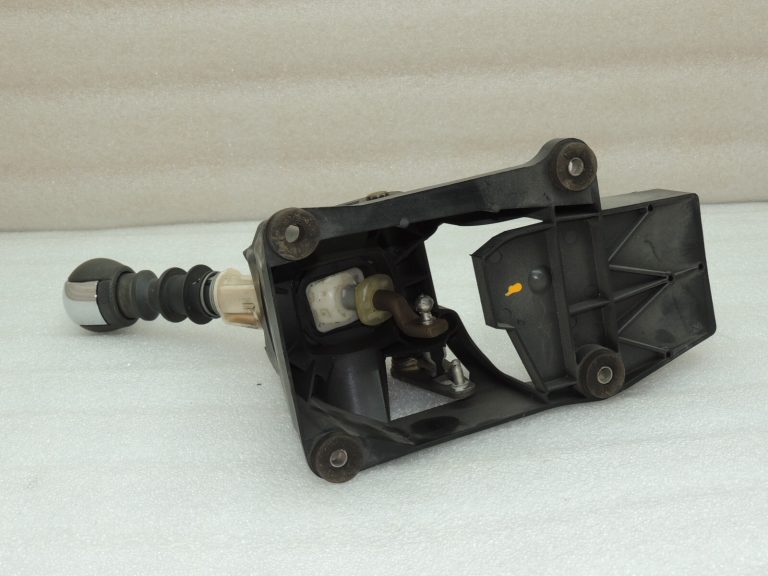 Suzuki Swift Mk1 oriģinālā pārnesumu pārslēgšanas svira 5 ātrumu 28100-63JA0