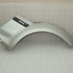 Suzuki Jimny MK3 aizsargs pret šļakatām aizmugurējais kreisais ar logo sudraba krāsā 77650-81A00-Z2S