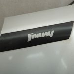 Suzuki Jimny MK3 aizsargs pret šļakatām aizmugurējais kreisais ar logo sudraba krāsā 77650-81A00-Z2S