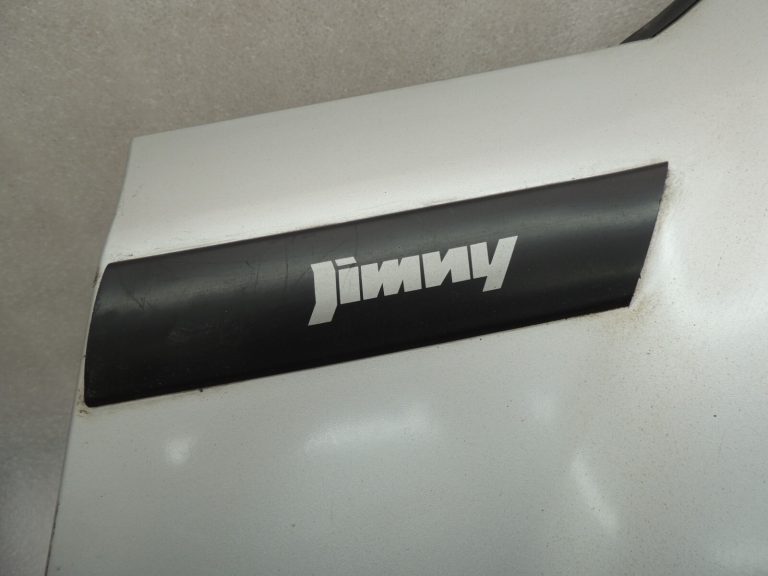 Suzuki Jimny MK3 aizsargs pret šļakatām aizmugurējais kreisais ar logo sudraba krāsā 77650-81A00-Z2S