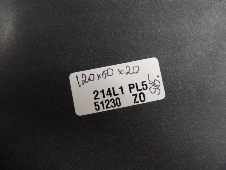 Suzuki Jimny MK3 aizsargs pret šļakatām aizmugurējais kreisais ar logo sudraba krāsā 77650-81A00-Z2S