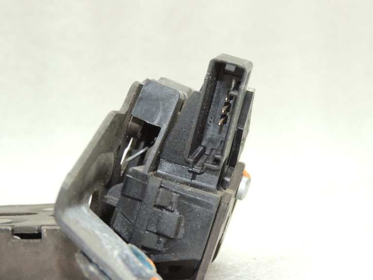 OEM Opel Zafira C aizmugurējo durvju slēdzene Aizmugurējo durvju slēdzene 13509599