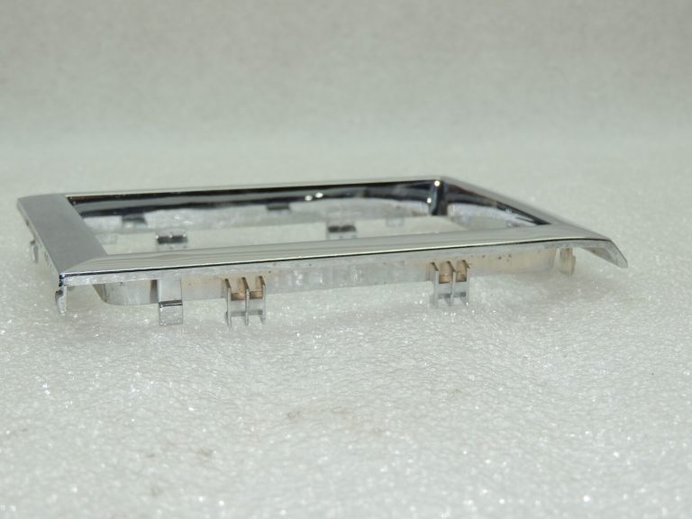 OEM Suzuki Grand Vitara II Salta bagāžnieka pārsegs hroms 75813-65J10-0PG