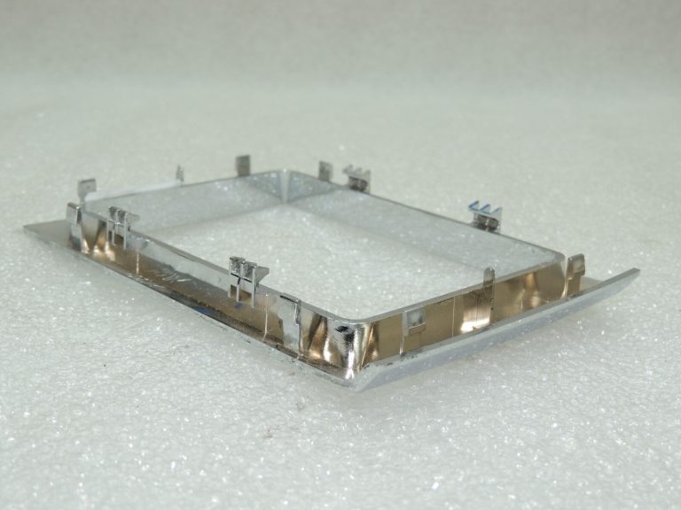 OEM Suzuki Grand Vitara II Salta bagāžnieka pārsegs hroms 75813-65J10-0PG