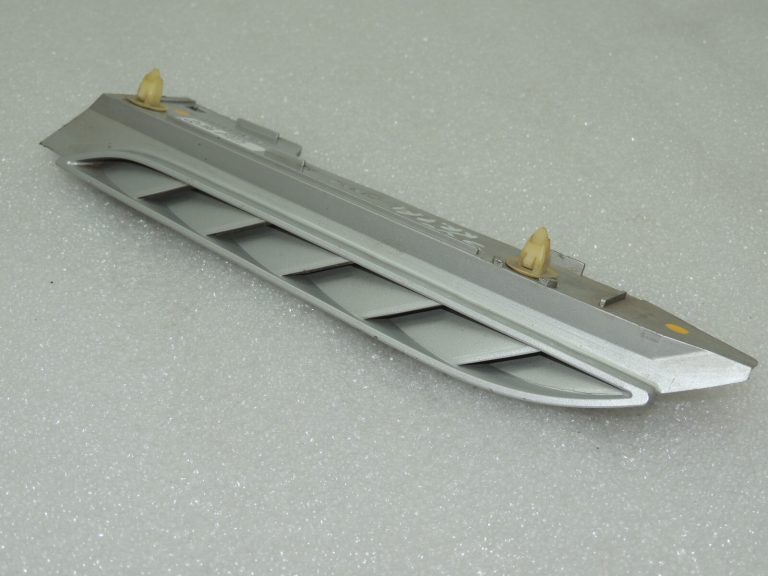 OEM Suzuki Grand Vitara III dzinēja pārsega apdare pa labi 72420-65J10-Z2S