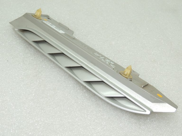 OEM Suzuki Grand Vitara III dzinēja pārsega apdare pa labi 72420-65J10-Z2S