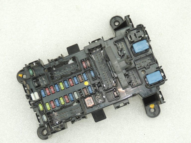 OEM Suzuki Grand Vitara III drošinātāju kārba 3671064J00