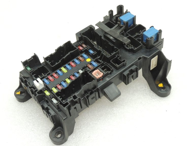 OEM Suzuki Grand Vitara III drošinātāju kārba 3671064J00
