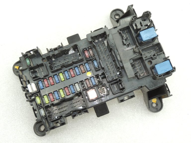 OEM Suzuki Grand Vitara III drošinātāju kārba 3671064J00