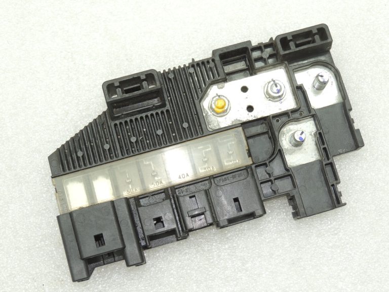 OEM Suzuki Grand Vitara III drošinātāju kārba 3674064J10