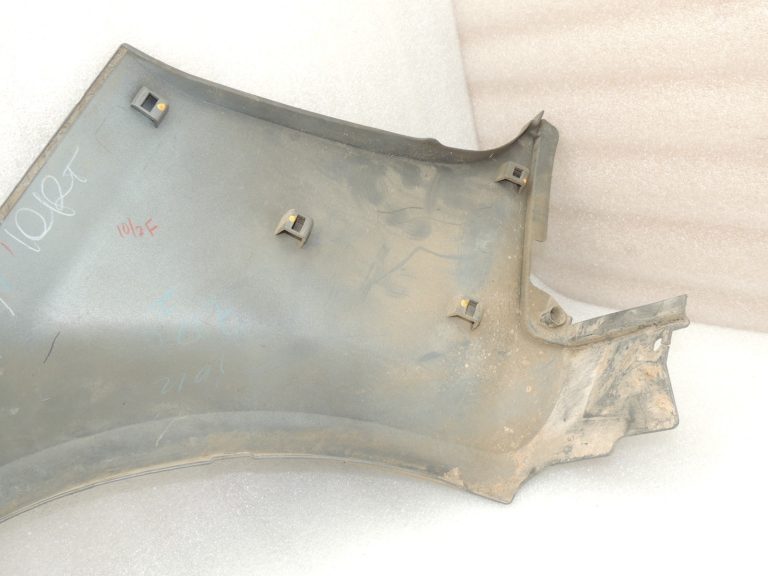 Suzuki Jimny MK3 Aizsargs pret šļakatām aizmugurējais kreisais 7765081A00