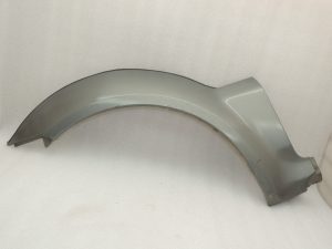 Suzuki Jimny MK3 Splash aizsargs priekšējais kreisais 7763081A00ZY8