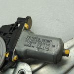 Toyota Hilux VII Aizmugurējā kreisā loga regulatora sliede ar motoru 69840-0K031