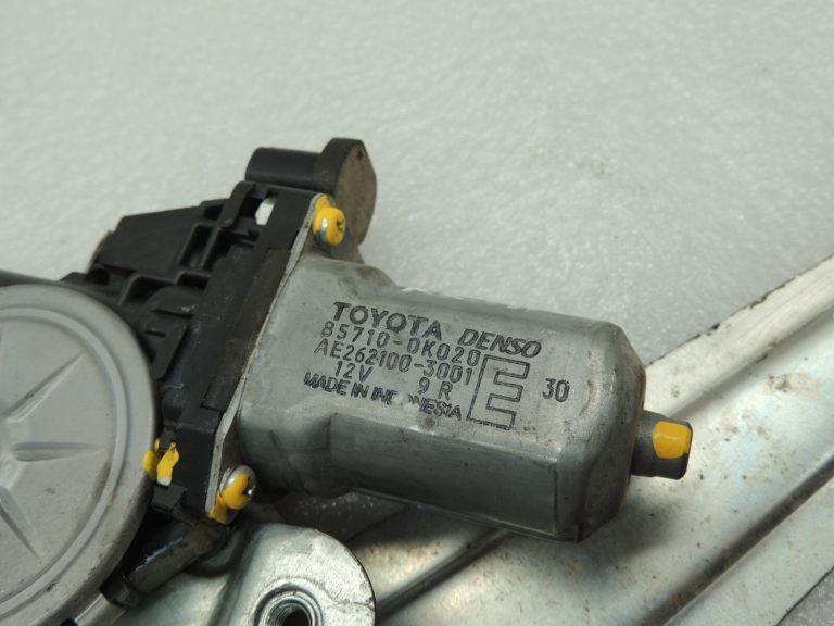 Toyota Hilux VII Aizmugurējā kreisā loga regulatora sliede ar motoru 69840-0K031