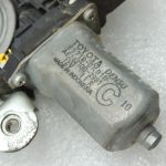 Toyota Hilux VII Priekšējā kreisā loga regulatora sliede ar motoru 69820-0K041