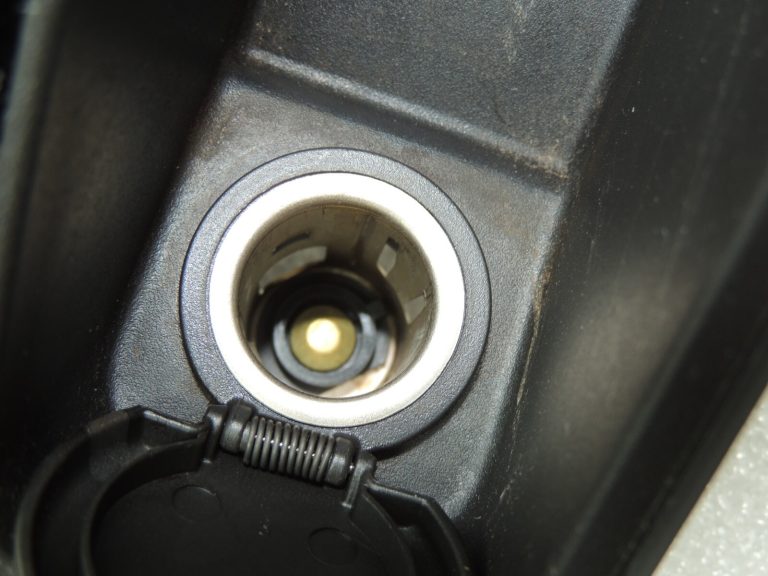 Opel Insingnia A Uzglabāšanas nodalījums centrālās konsoles cigarešu aizdedzinātājs 13319492
