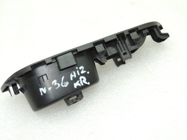 Nissan X-Trail T32 Logu regulatora durvju vāks 829614CE0A
