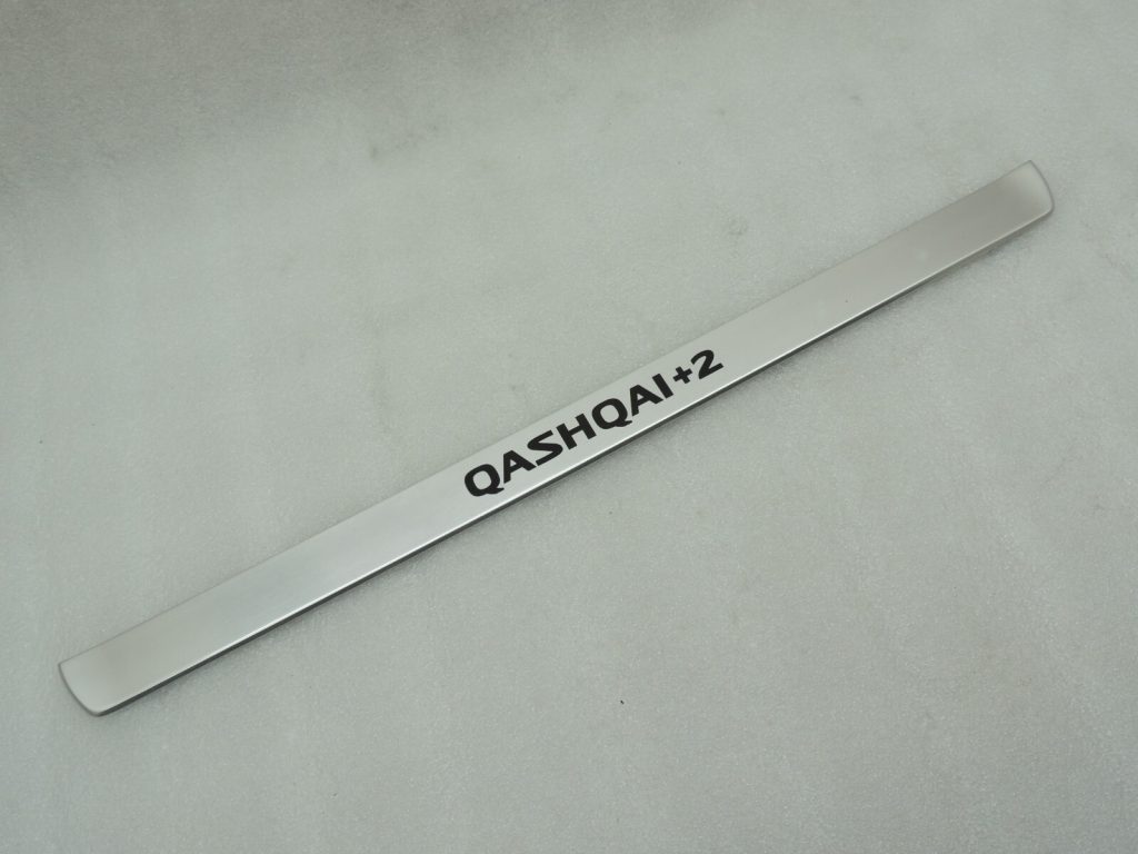 Nissan Qashqai +2 logotips durvju sliekšņu apdare alumīnija priekšējā kreisā pusē