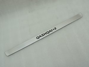 Nissan Qashqai +2 logotips durvju sliekšņu apdare alumīnija priekšējā kreisā pusē