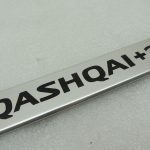 Nissan Qashqai +2 logotips durvju sliekšņu apdare alumīnija priekšējā kreisā pusē
