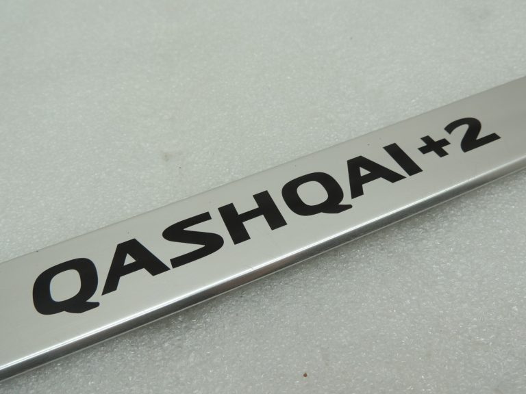 Nissan Qashqai +2 logotips durvju sliekšņu apdare alumīnija priekšējā kreisā pusē