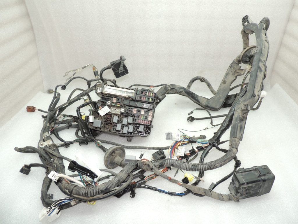 Toyota Avensis T27 virsbūves motora nodalījuma elektroinstalācijas instalācija 8211105Y20