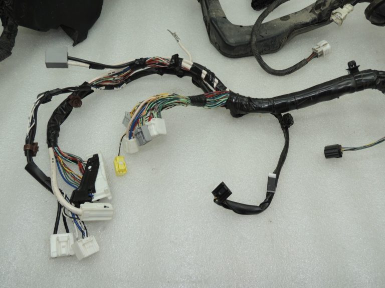 Toyota Avensis T27 virsbūves motora nodalījuma elektroinstalācijas instalācija 8211105Y20