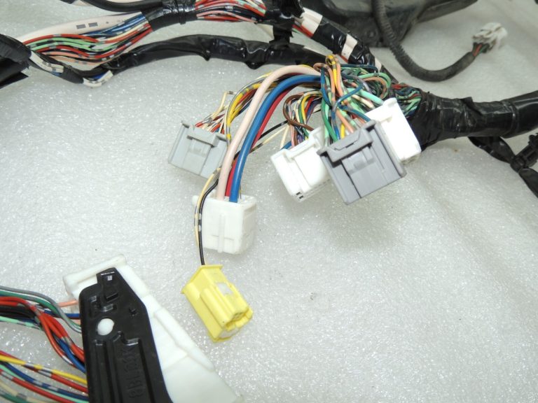 Toyota Avensis T27 virsbūves motora nodalījuma elektroinstalācijas instalācija 8211105Y20