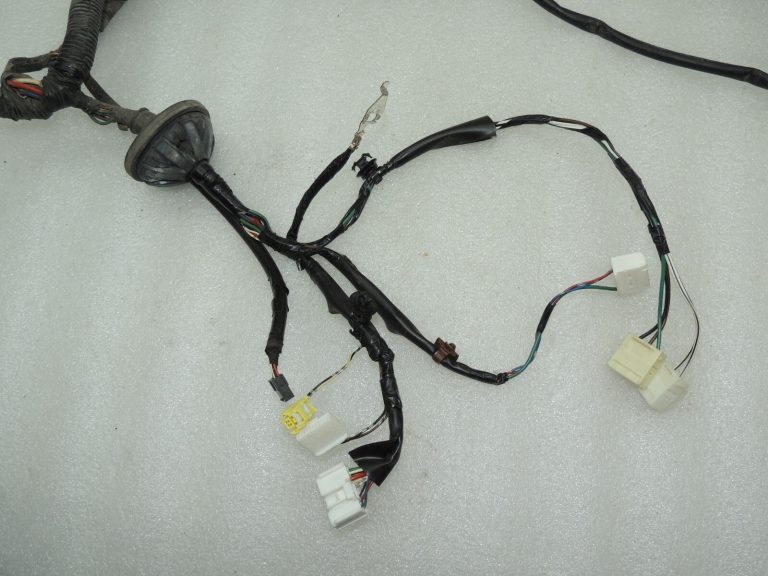 Toyota Avensis T27 virsbūves motora nodalījuma elektroinstalācijas instalācija 8211105Y20